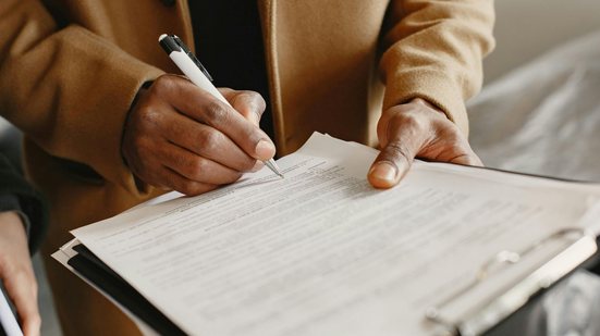 Na vida adulta, a dislexia tem um impacto geral na vida acadêmica, como em provas e concursos, além da produtividade no trabalho - Pexels/Gustavo Fring