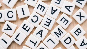 Apesar de não ser uma deficiência intelectual, dislexia pode causar dificuldades persistentes na leitura e na escrita e trazer ao longo da vida - Pexels/Kathy Jones
