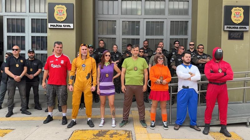 Policiais com fantasias do desenho Scooby-Doo prenderam três criminosos no sábado, 14 - DHPP/Divulgação