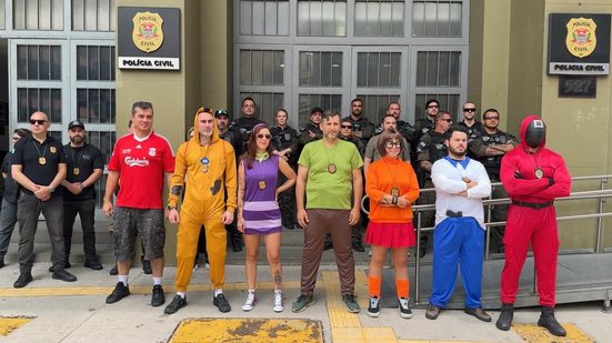 Policiais com fantasias do desenho Scooby-Doo prenderam três criminosos no sábado, 14 - DHPP/Divulgação