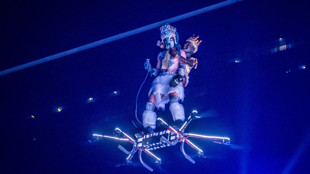 Integrante da comissão de frente da escola sobrevoou a avenida a bordo de um drone gigante - Estadão Conteúdo