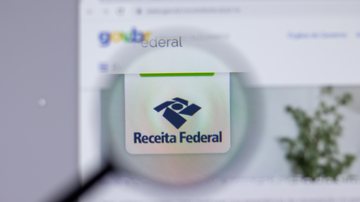 informação de que iria suspender contas bancárias e cartões de crédito de contribuintes diz a Receita Federal - Adobe Stock