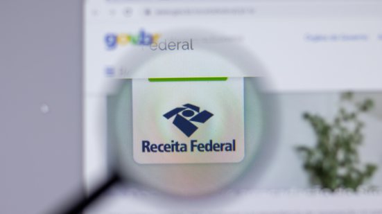 informação de que iria suspender contas bancárias e cartões de crédito de contribuintes diz a Receita Federal - Adobe Stock