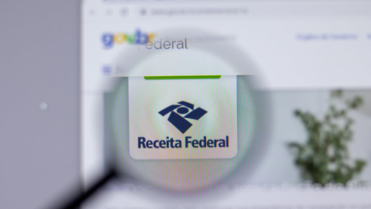 informação de que iria suspender contas bancárias e cartões de crédito de contribuintes diz a Receita Federal - Adobe Stock