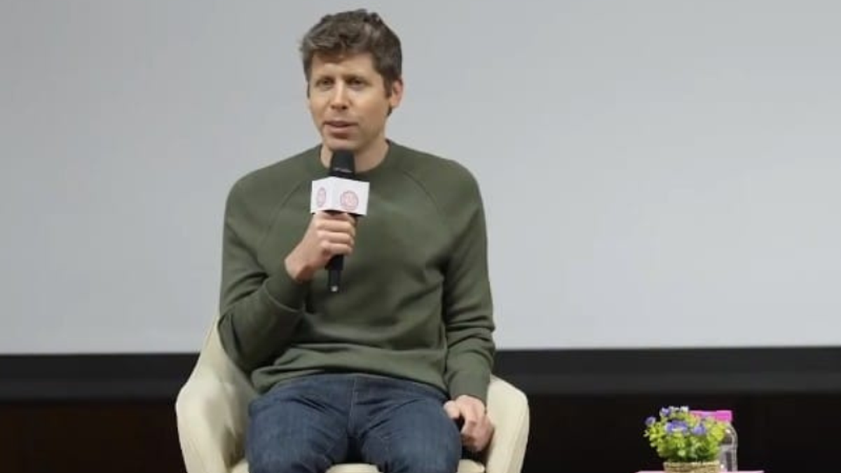 Durante uma visita ao Instituto Indiano de Tecnologia (IIT) em Nova Délhi, na Índia, Altman declarou que devem desconsiderar a orientação dos mais velhos - Reprodução / YouTube IIT Delhi