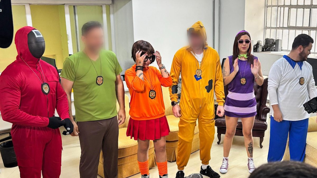 Policiais com fantasias do desenho 'Scooby-Doo' prenderam trio por furto de celulares - SSP/Divulgação
