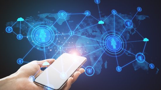 É possível saber a localização de parentes para não se perder na multidão - Envato