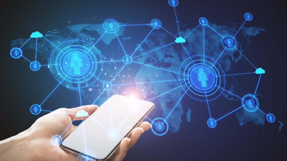 É possível saber a localização de parentes para não se perder na multidão - Envato