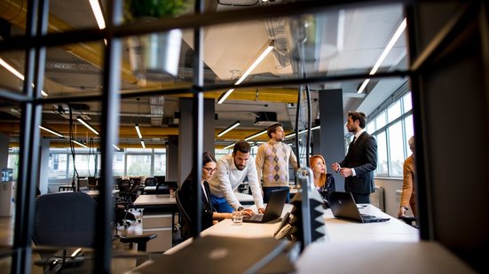 Proporção de pessoas que enxergam a renda atual como suficiente passou para 71,8% em janeiro - Envato