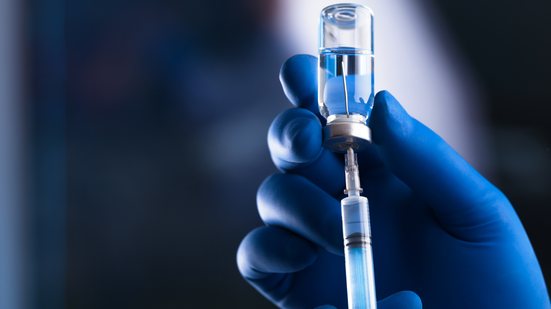 Nesta primeira etapa, estão sendo imunizados profissionais da Atenção Primária à Saúde - Adobe Stock