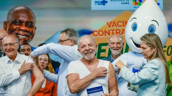 Lula é vacinado durante visita às instalações da Brainfarma Indústria Química e Farmacêutica - Ricardo Stuckert / PR