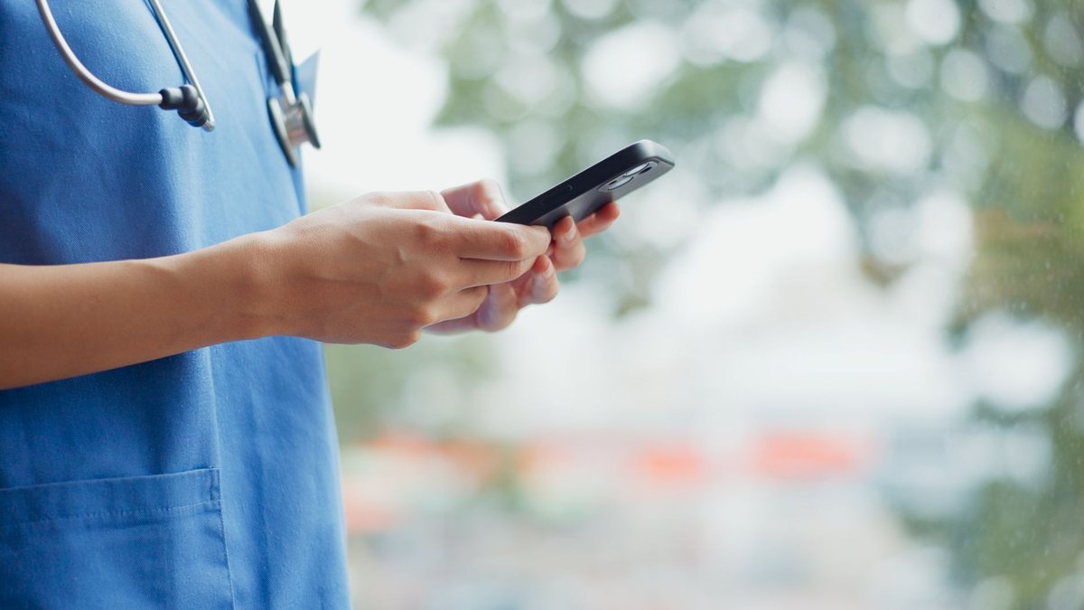 As aulas terão início este mês, com carga horária total de 80 horas/aula e livre acesso por meio do site do Conasems - AdobeStock