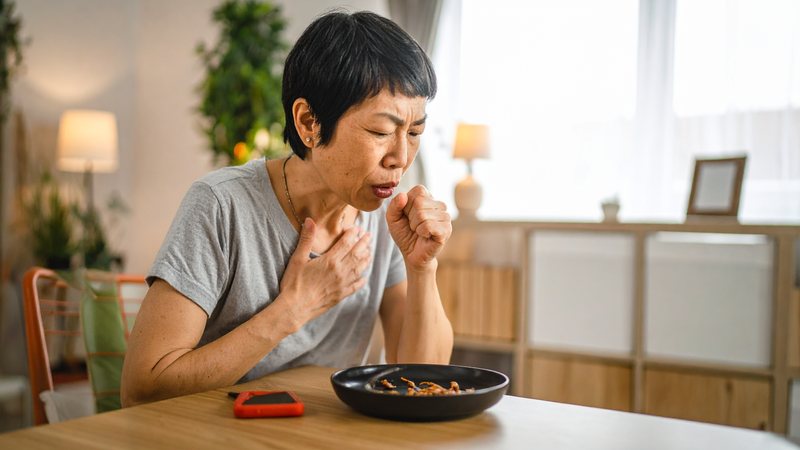 Engasgar com frequência não é normal\u003B saiba como disfagia afeta pessoas 50+