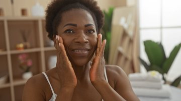 Protetor solar e hidratação devem fazer parte da rotina de cuidados diários com a pele mesmo nos dias frios - AdobeStock