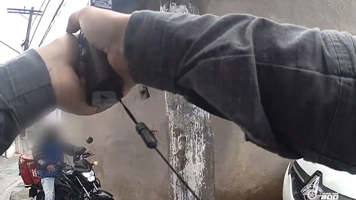 PM aborda suspeito de agredir mulher na zona sul de SP - Polícia Militar/Reprodução