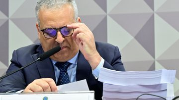 O relator da CPMI do INSS, deputado Alfredo Gaspar (União-AL), lê o relatório final da comissão - Geraldo Magela/Agência Senado