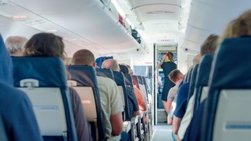 Resolução nº 800 da ANAC cria tolerância zero para passageiros que causarem brigas, agressões e ameaças em voos - Adobe Stock