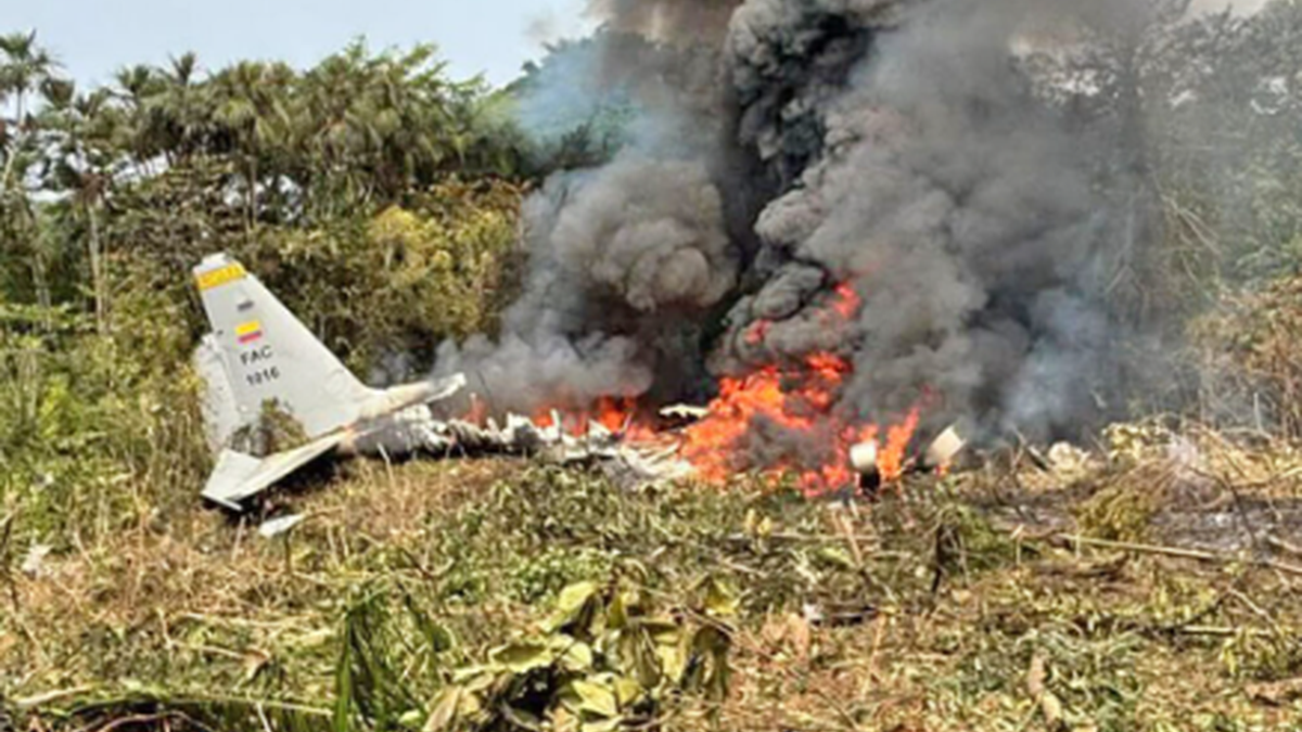 Aeronave Hércules cai durante decolagem em Puerto Leguízamo, na Colômbia - Reprodução/Redes Sociais