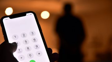 Quase 20% das denúncias são feitas por telefone, de acordo com a pesquisa - Envato