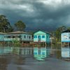 Comunidades ribeirinhas vivem às margens dos rios na região amazônica - Adobe Stock