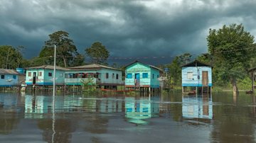 Comunidades ribeirinhas vivem às margens dos rios na região amazônica - Adobe Stock
