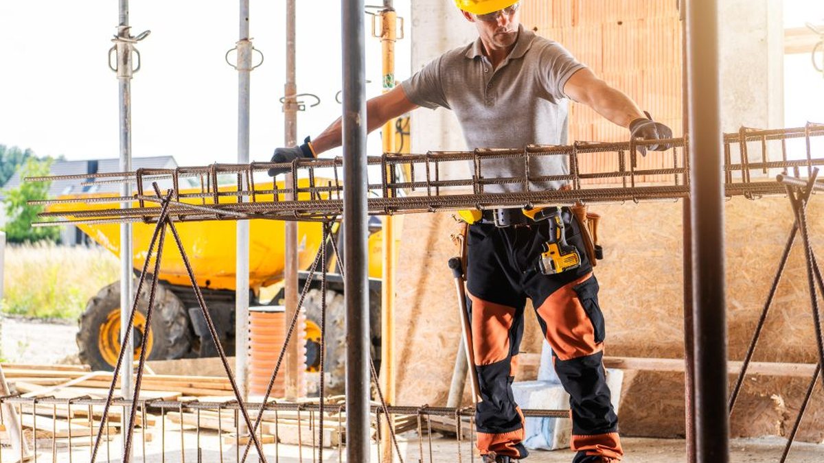 O cálculo considera a redução da jornada de trabalho de 44 para 40 horas semanais - Envato