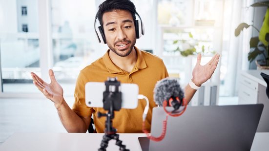 O estudo ainda aponta que 24% veem a IA como mais oportunidade do que ameaça e 18% têm posição neutra - Adobe Stock