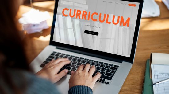 Segundo a pesquisa, a inconsistência mais comum em currículos é exagerar nas habilidades técnicas - Unplash