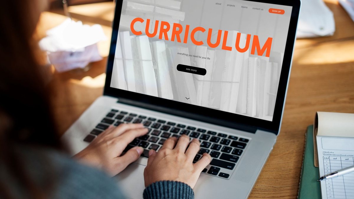 Segundo a pesquisa, a inconsistência mais comum em currículos é exagerar nas habilidades técnicas - Unplash