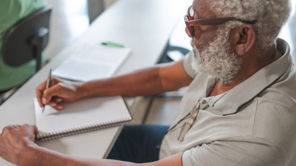 Um dos grandes focos do projeto é ensinar os idosos a identificar informações confiáveis sobre saúde na TV, no rádio, na internet e no WhatsApp - Adobe Stock