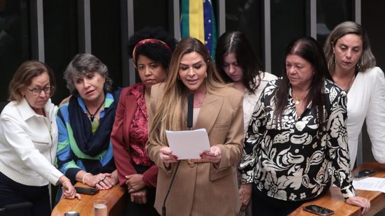 Substitutivo aprovado é da relatora Silvye Alves (foto), do União Brasil - Bruno Spada/Câmara dos Deputados