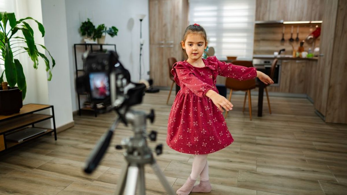 Sem autorização judicial, plataforma deverá suspender monetização - Envato