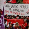 Manifestantes protestam pelo fim da jornada de trabalho 6 x 1, na Cinelândia, no RJ - Tânia Rêgo/Agência Brasil