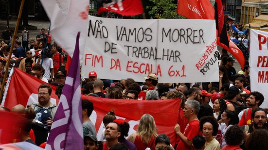Manifestantes protestam pelo fim da jornada de trabalho 6 x 1, na Cinelândia, no RJ - Tânia Rêgo/Agência Brasil