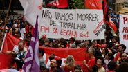 Manifestantes se reunem em protesto pelo fim da jornada de trabalho 6 x 1, na Cinelândia, no RJ - Tânia Rêgo/Agência Brasil