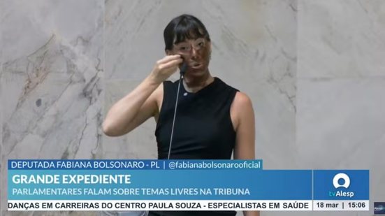 Deputada Fabiana Bolsonaro se pintou de marrom para criticar deputada transsexual Erika Hilton - Reprodução /YouTube /Alesp