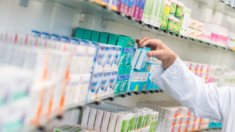 Conselho Federal de Farmácia (CFF) reforça que o projeto demanda instalação de "farmácias completas" dentro dos supermercados - Adobe Stock