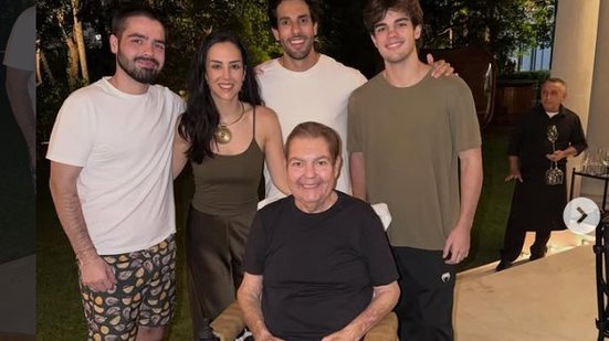 Faustão com os filhos e o genro na comemoração do aniversário de Lara, a sua primogênita - Reprodução / Instagram / @joaosilva