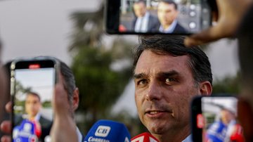 O Senador Flávio Bolsonaro chega a convenção partidária sem a definição de um vice - Bruno Peres/Agência Brasil