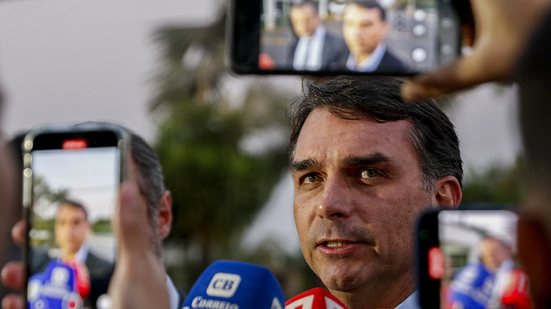 Flavio Bolsonaro comenta sobre a situação do pai hospitalizado - Bruno Peres/Agência Brasil