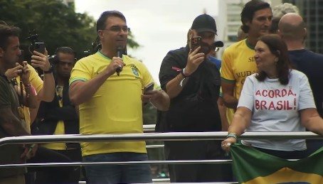Flávio Bolsonaro discursou durante evento neste domingo na Avenida Paulista - Reprodução Instagram/PL