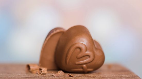 Uma pequena porção diária de chocolate , de aproximadamente 25 gramas, é aceitável na dieta - Freepik