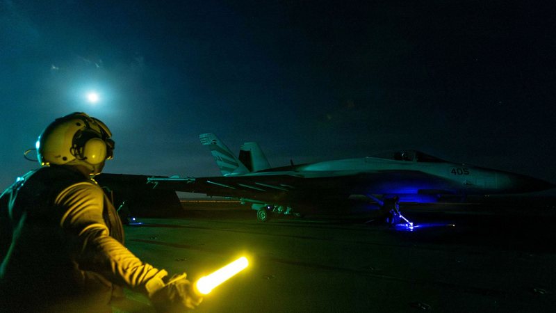 Avião norte-americano se prepara para atacar o Irã em nova fase da Operação Fúria Épica - Marinha dos Estados Unidos/Divulgação