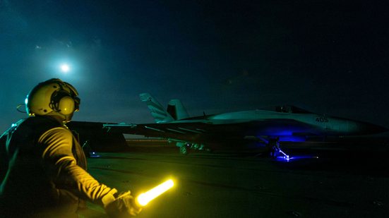 Avião norte-americano se prepara para atacar o Irã em nova fase da Operação Fúria Épica - Marinha dos Estados Unidos/Divulgação