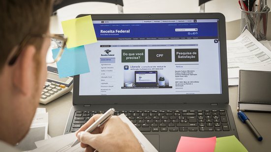 O site oficial da Receita Federal continua sendo o local mais seguro para confirmar informações sobre o Imposto de Renda - Shutterstock