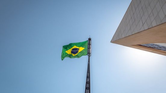 Lei retira a necessidade de a escola hastear a bandeira - Envato