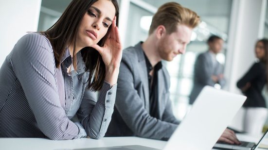 Mulheres disseram à pesquisa que a maioria dos homens acha que já existe igualdade de gênero no trabalho - Envato