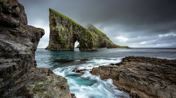 Composto por 18 ilhas vulcânicas, as Ilhas Faroé são um arquipélago autônomo conhecido por suas paisagens dramáticas e falésias - Foto: Singular Luxury Travel