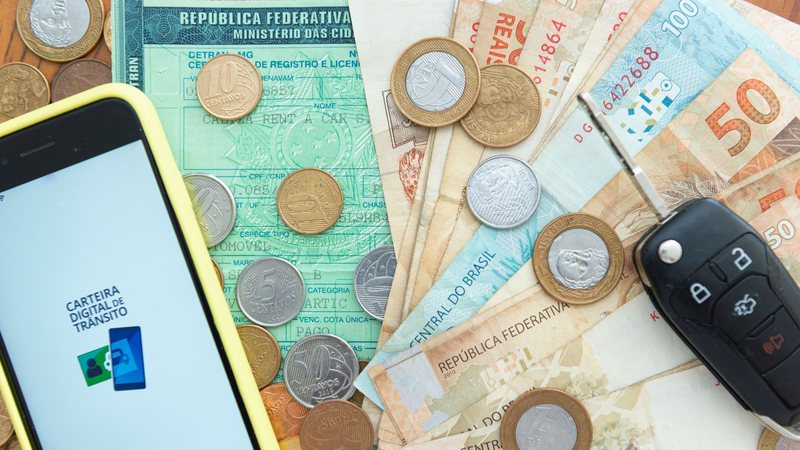 Atraso no IPVA gera multa diária de 0,33% e cobrança de juros - Adobe Stock