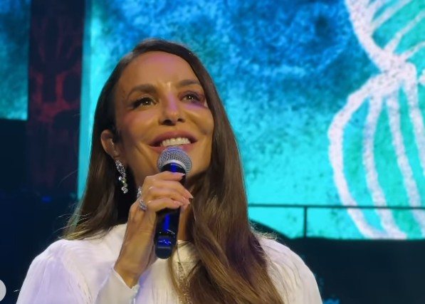 A queda provocou ferimentos no rosto da cantora e a levou para o hospital - Reprodução Instagram